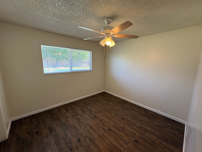 Building Photo - Cozy Home on Spacious Lot with Pool Available Now!