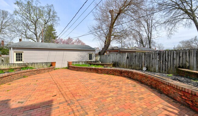 Building Photo - Charming 2-Bedroom Duplex in Franklin Park