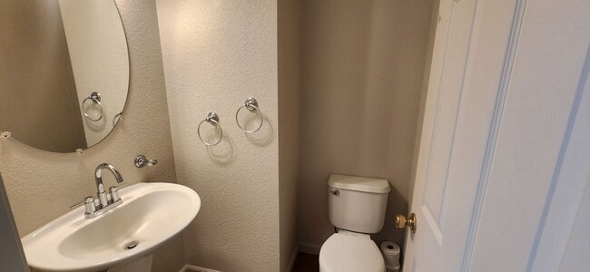 Building Photo - 3 Bedroom 2.5 bsthroom home in Gated Elk Grove Communtiy