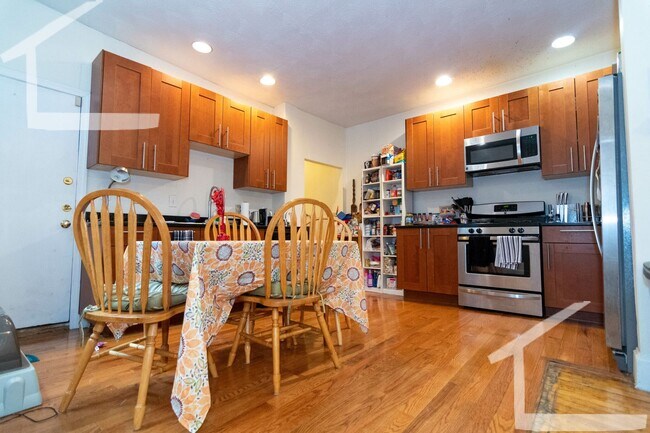 Building Photo - 9/1 Renovated, spacious 4BR/BA near T, BU