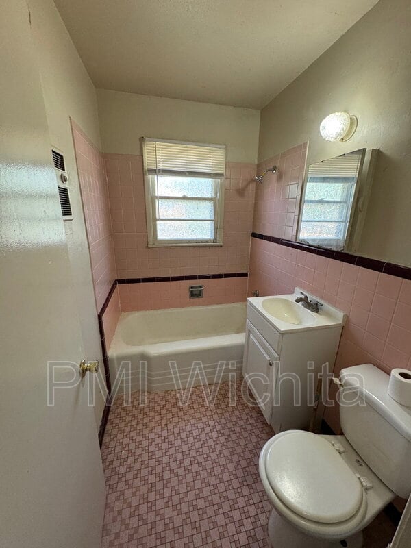 Building Photo - 2302 S Broadview St