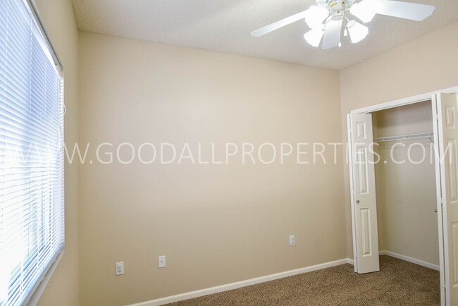 Building Photo - Short Term Lease Available ! 2 Bedroom 2 B...