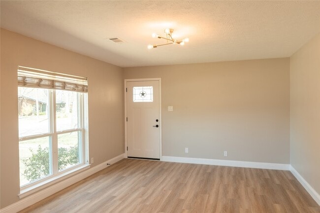 Building Photo - 602 N Morris St