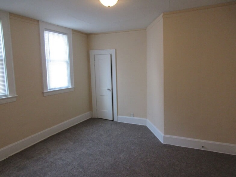 Building Photo - 702 28th St