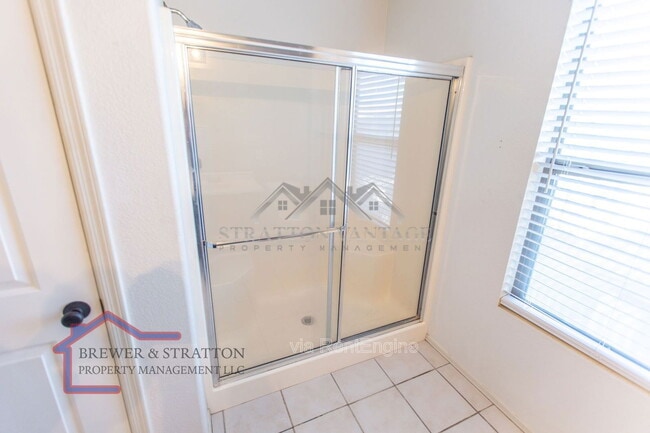 Building Photo - 2102 E Spruce Dr