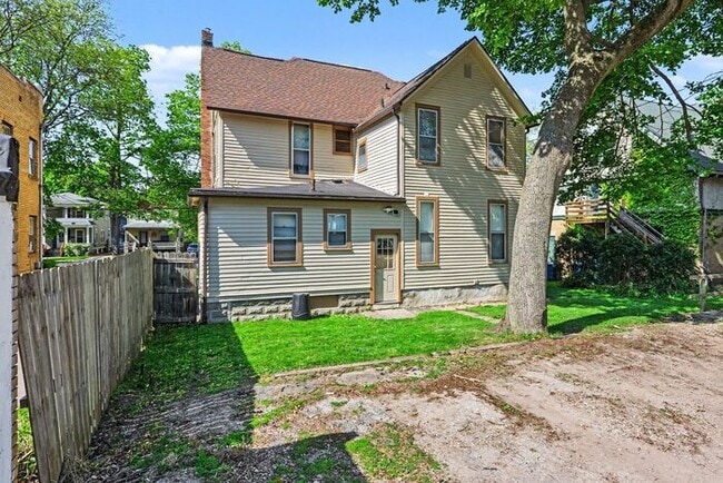 Building Photo - Charming 1-Bed/1-Bath Apartment – Newly Renovated!