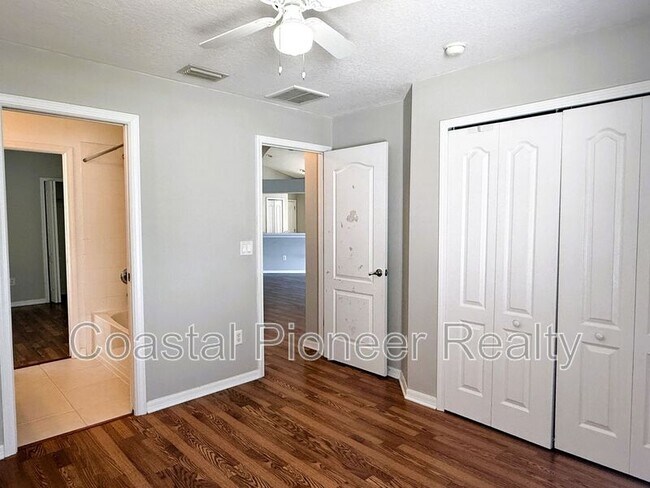 Building Photo - 2345 Roanoke Springs Dr