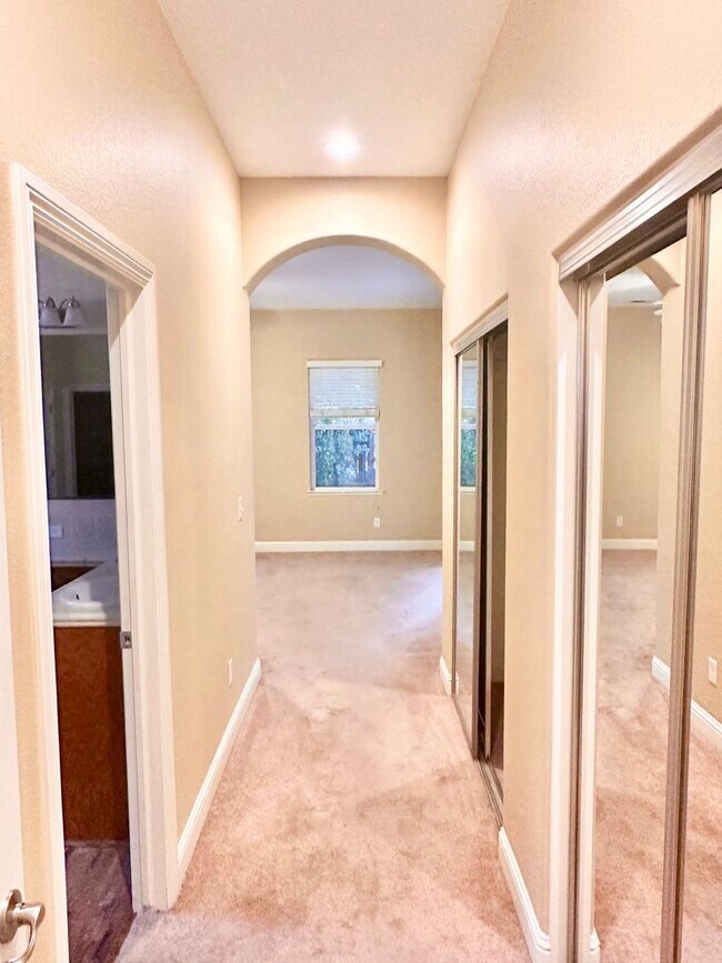 Building Photo - Stunning5 Bedroom North Fresno Granville