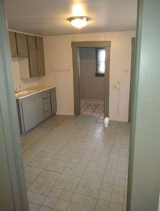 Building Photo - $1095 - 4 bed 1 bath - Single Family Home