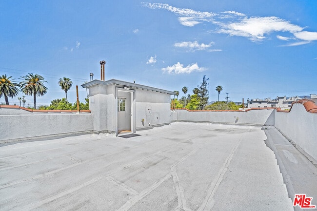 Building Photo - 741 N Las Palmas Ave