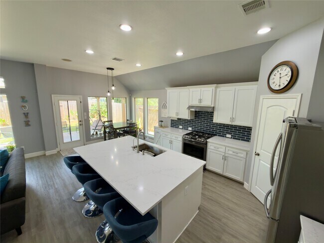 Building Photo - 5407 Stoneridge Ct