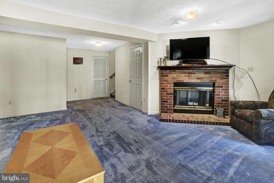 Building Photo - 6212 Adelay Ct W