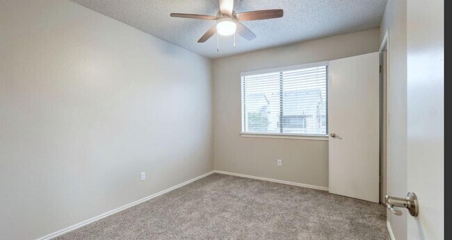 Building Photo - 1338 Christopher Ave