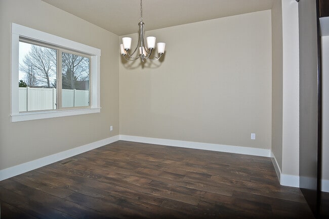 Building Photo - 4 Bedrooms 2.5 Bathrooms in Meridian