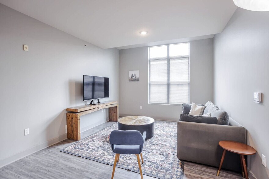 Primary Photo - 121 E Freedom Way