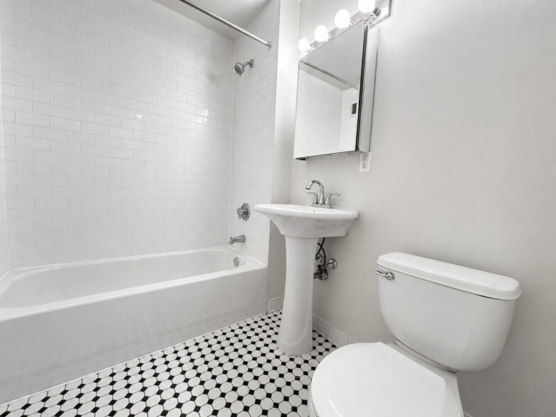 Building Photo - 323 W 96th St