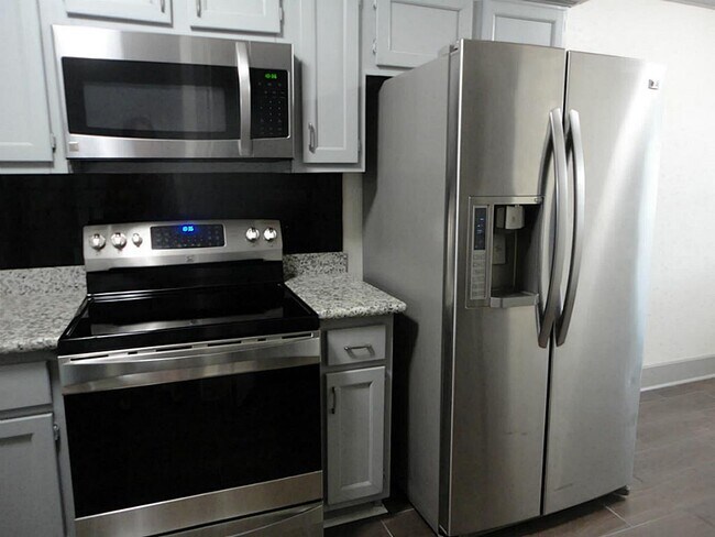 Building Photo - 6654 Montauk Dr