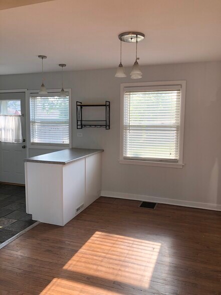 Building Photo - 10641 S Artesian Ave