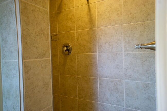 Building Photo - Available 8/1/26 - Spacious Three Floor Si...