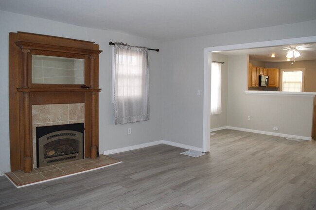 Building Photo - Conveniently Located 3 Bed 2 Bath House