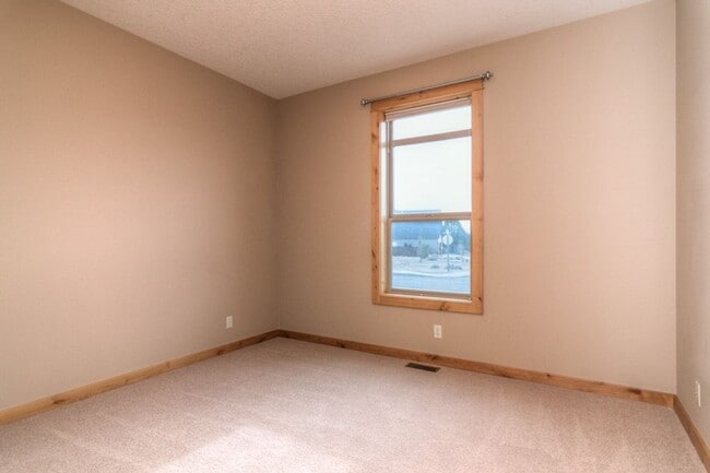 Building Photo - Award-winning, custom-built home in the highly-desired Cascade View Estates