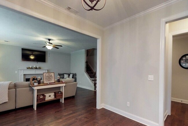 Building Photo - 708 Tree Top Trl