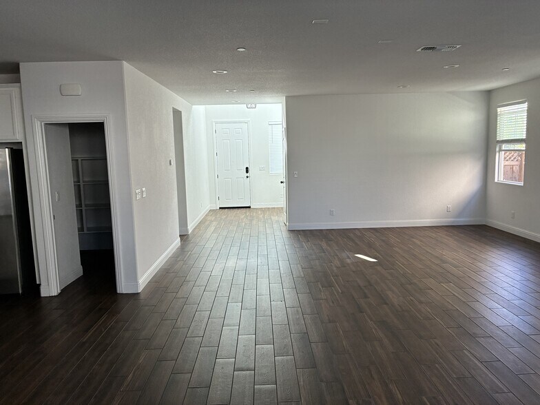 Building Photo - 1438 S Bella Vita St