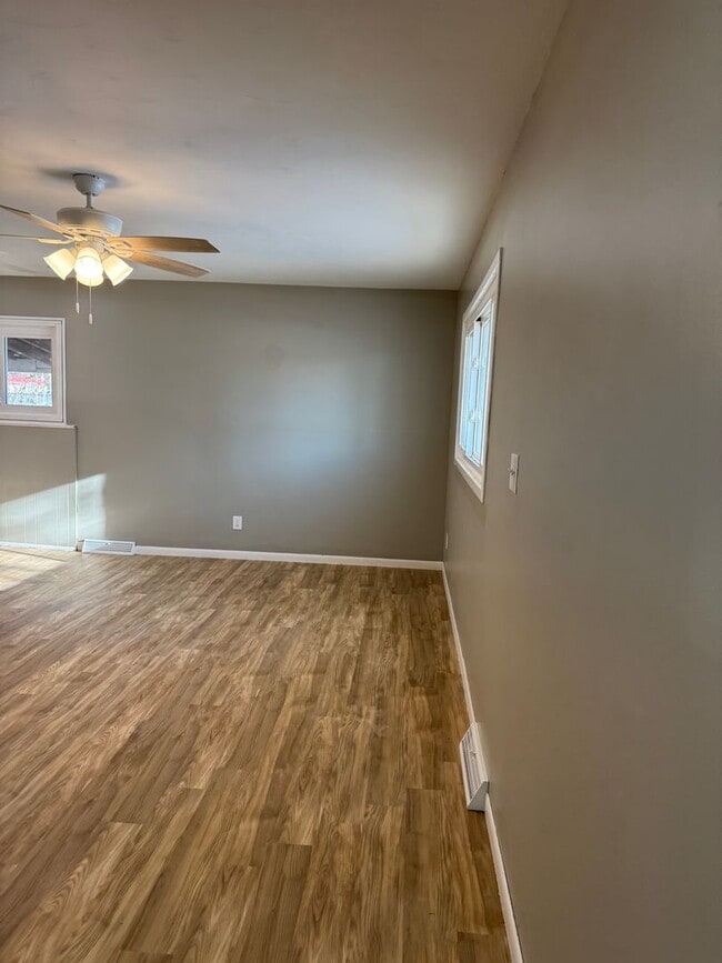 Building Photo - 4br 2bth large sun room and big fenced in backyard