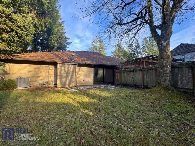 Building Photo - Updated 3-Bed Duplex Offering Space, Style & Convenience!!