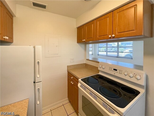 Building Photo - 4009 SE 19th Ave