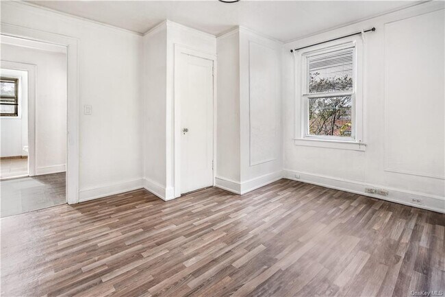 Building Photo - 218 E 4th St