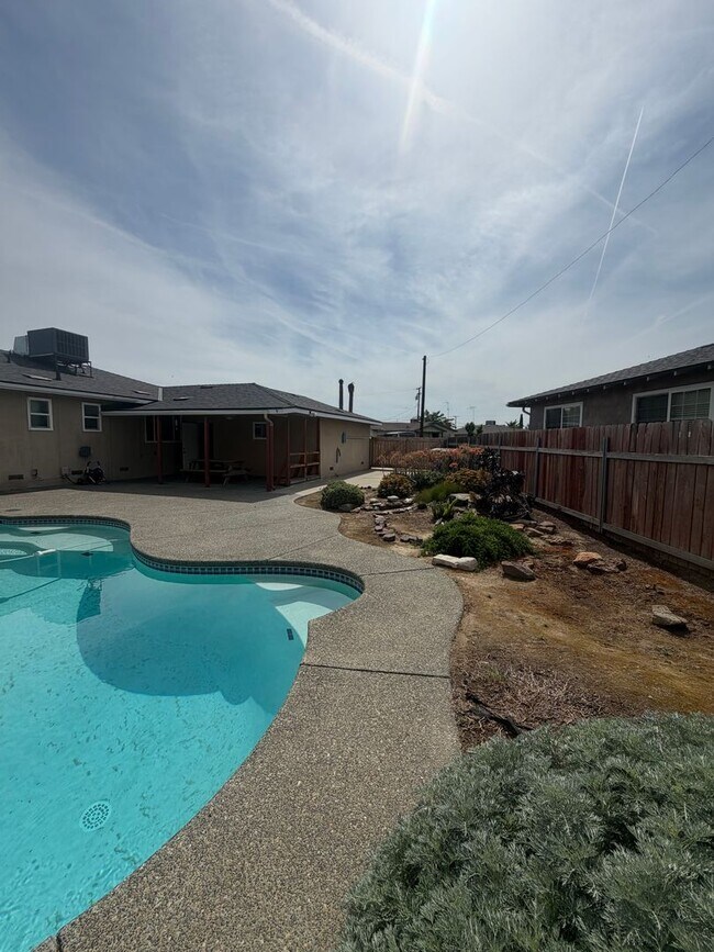 Building Photo - 3 bedroom 2 bathroom in North Hanford