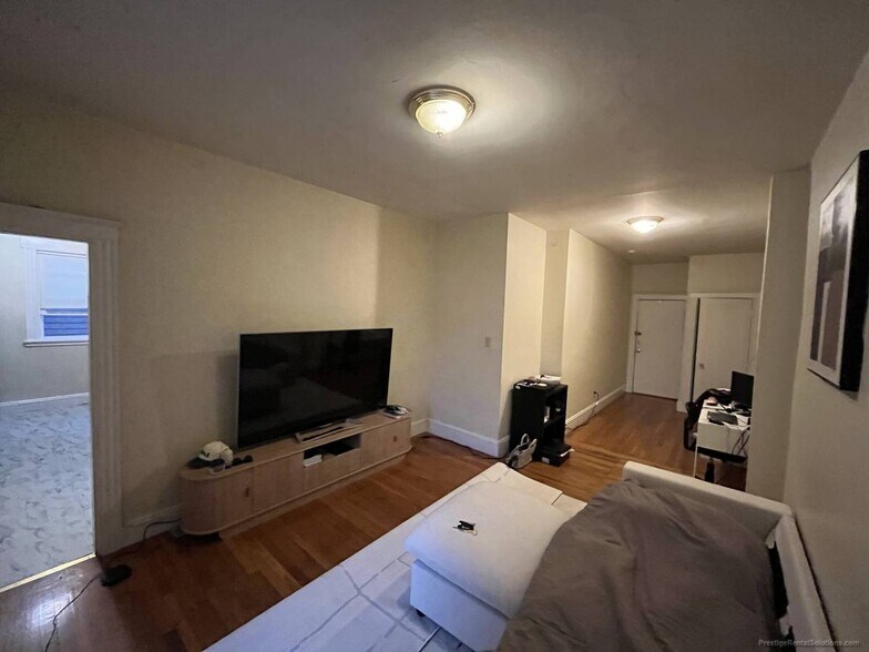 Building Photo - 1140 River St