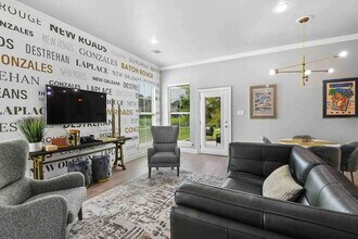 Building Photo - 3 Bedroom Furnished Rental Near LSU|All utilities included|Short Term & Long Term Options Available