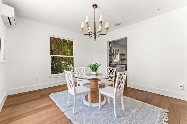 Building Photo - Experience Elegance and Comfort: Spacious ...