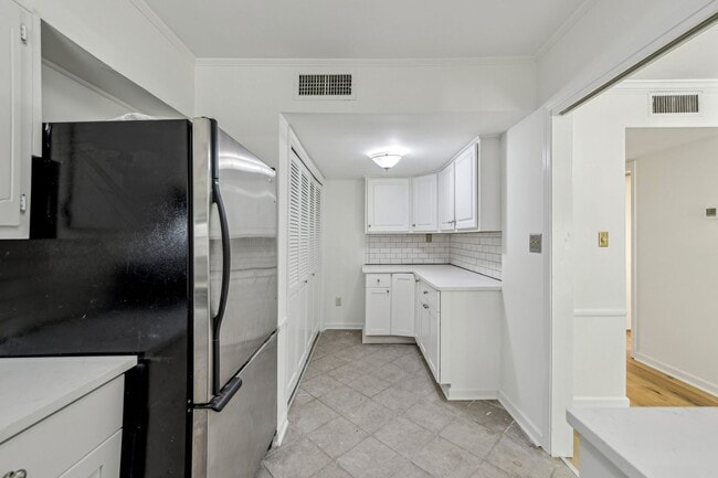 Building Photo - Updated 2BR/2.5BA Townhome in Gated West B...