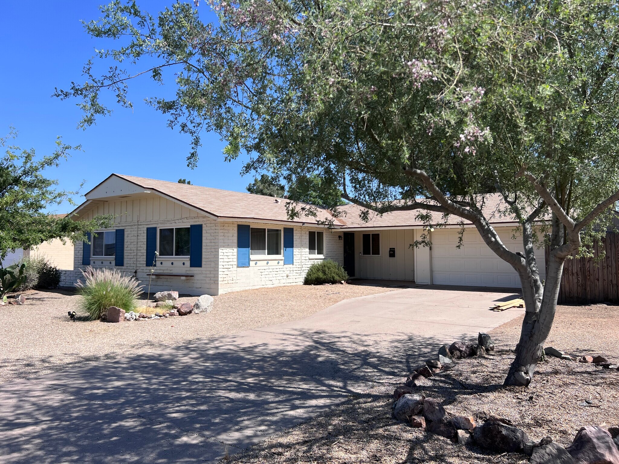Building Photo - 3015 E Desert Cove Ave