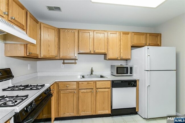 Building Photo - 2055 Charles Ct
