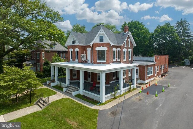 Building Photo - 554 Main St