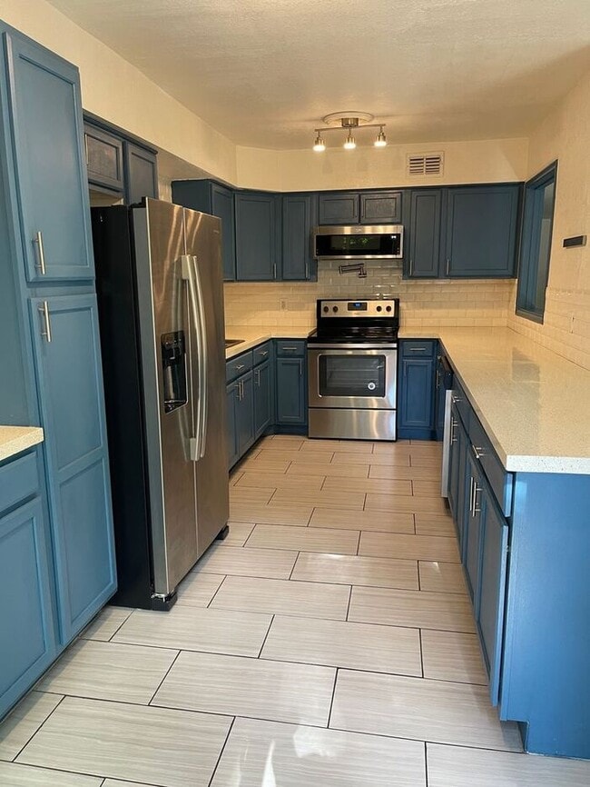 Building Photo - MOVE IN SPECIALS!! Stunning 3 bedroom, 2.5 bathroom Townhome in Mesa, AZ.