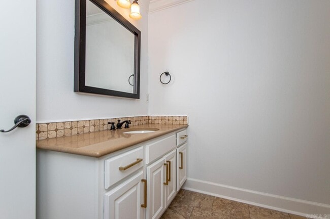 Building Photo - 601 Chenal Woods Dr