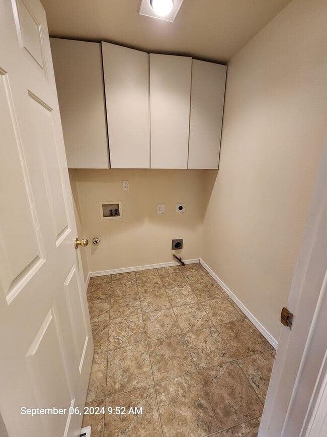 Building Photo - 531 SW Honeysuckle Ct