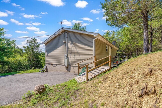 Building Photo - 1720 Moon Ct