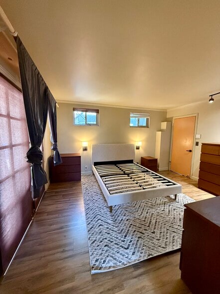 Building Photo - 6330 Longridge Ave