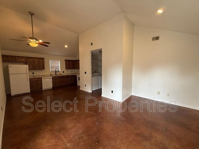 Building Photo - 636 W Oak Ave