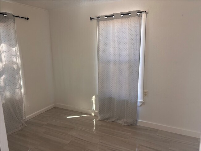 Building Photo - 1310 Harris Way