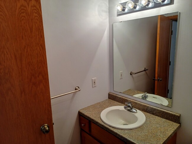 Building Photo - 2 Bedroom 2 Bath End Unit Townhouse - Shak...