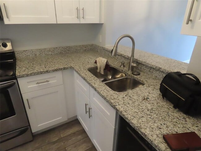 Building Photo - 104 Creekside Way