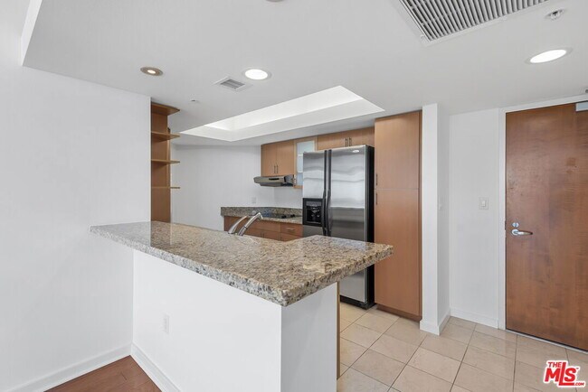 Building Photo - 13700 Marina Pointe Dr