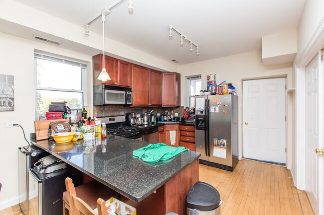 Building Photo - Massive 4bed/2bath DUPLEX in the HEART of Bucktown/Wicker Park! In-Unit Laundry! Central Air!